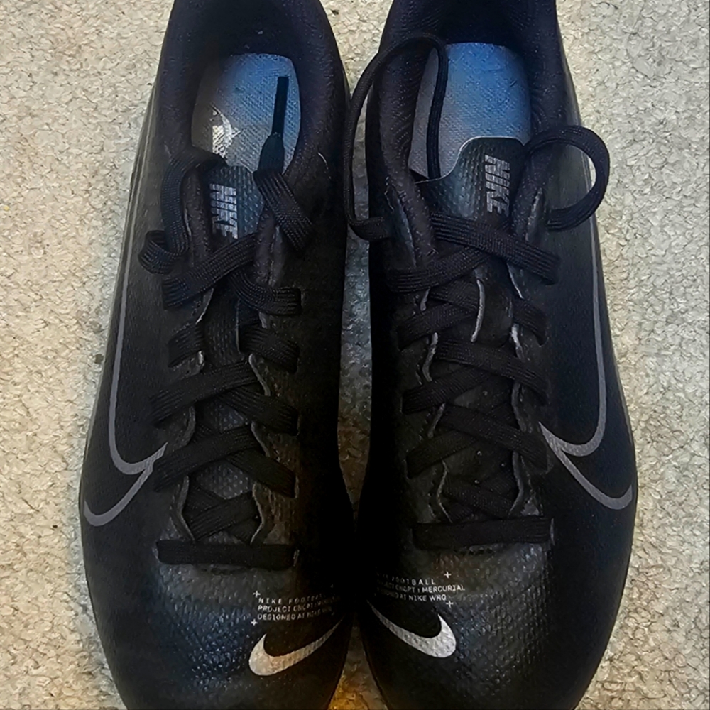 Youth football cleats
